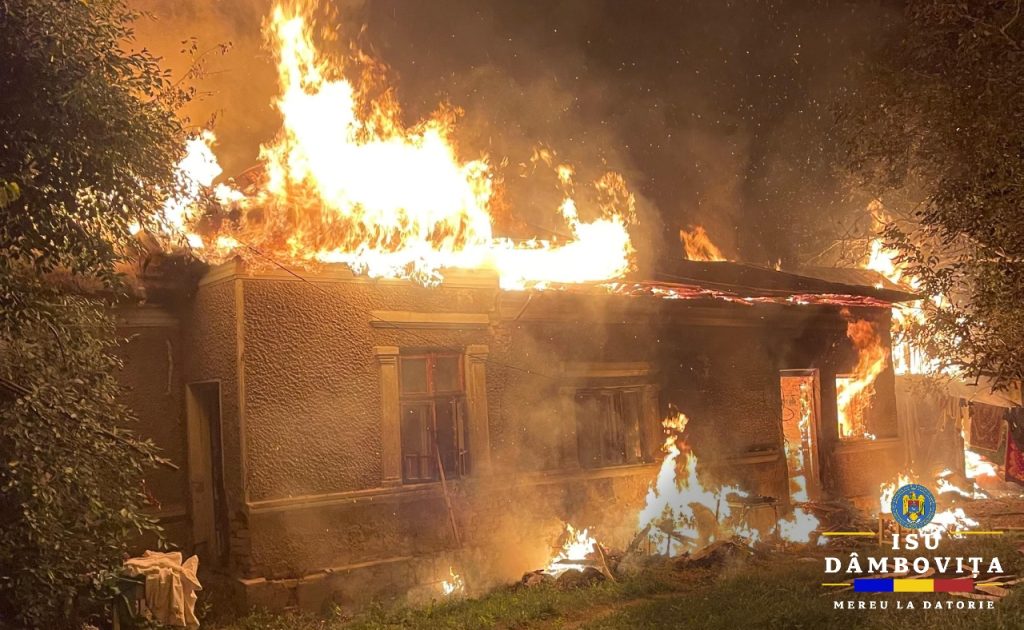 Incendiu puternic la o casă din Ulmi! Flăcările au cuprins locuința și o anexă gospodărească Incendiu puternic la o casă din Ulmi