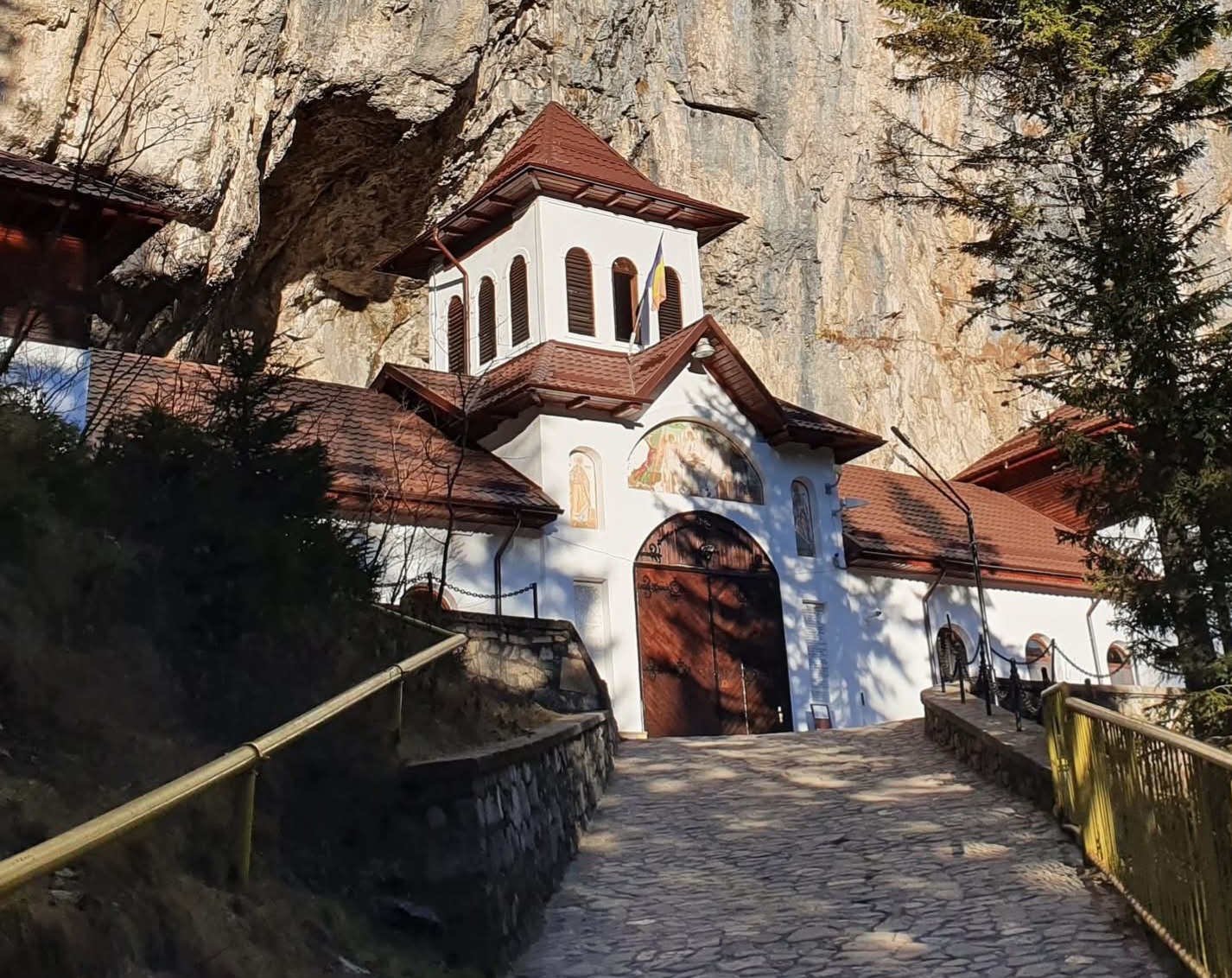 V-ați săturat de temperaturile sufocante? La peste 1.600 de metri altitudine, în Munții Bucegi, natura oferă un refugiu spectaculos împotriva căldurii.