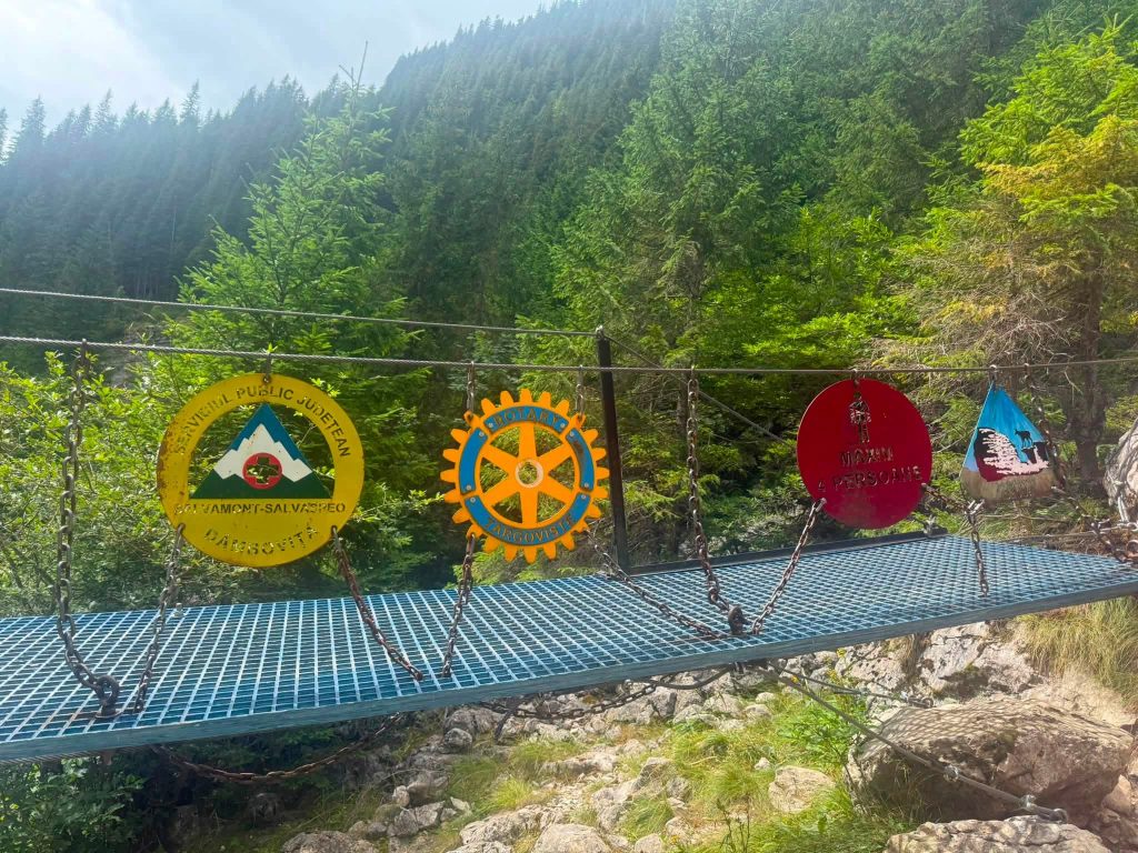 Podul de la Zănoaga a fost reparat. Acces reluat către Lacul Scropoasa și Cascada 7 Izvoare Podul de la Zănoaga a fost reparat.