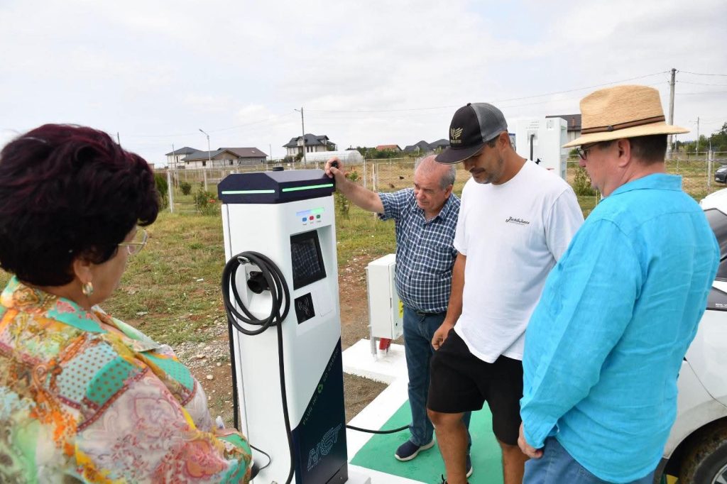 ȘASE STAȚII DE ÎNCĂRCARE PENTRU MAȘINI ELECTRICE, LA RĂCARI, COLACU ȘI GHERGANI