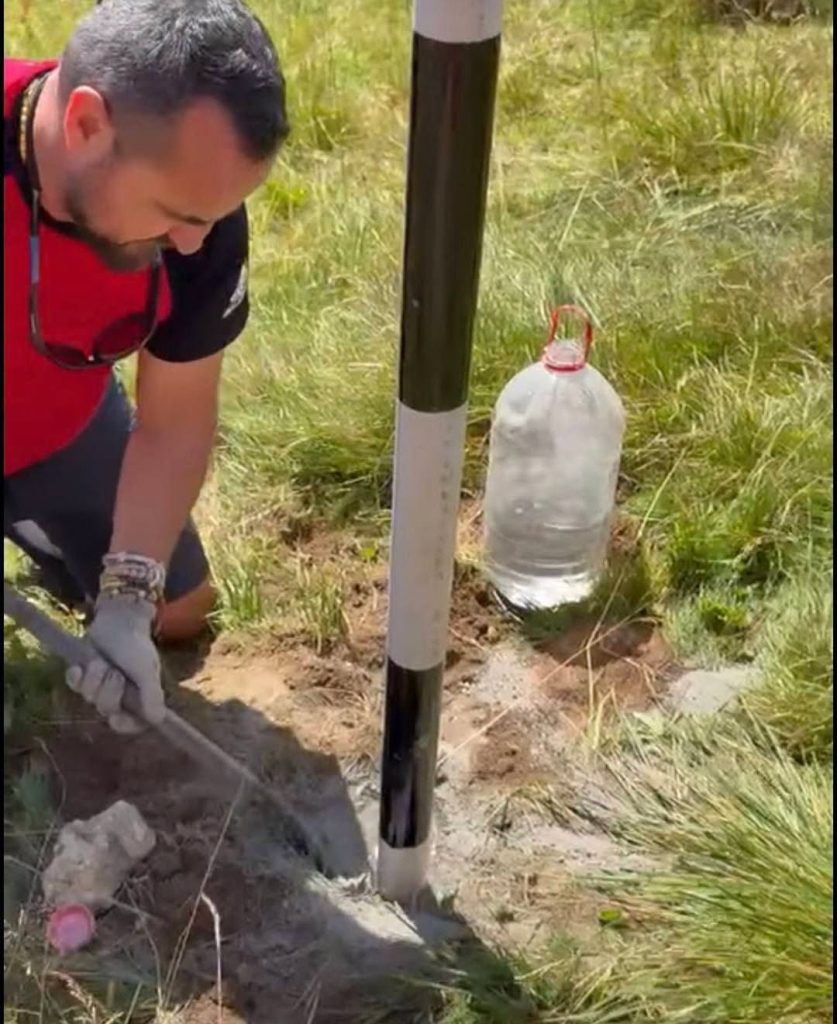 Salvamont Dâmbovița continuă refacerea traseelor turistice din Munții Leaota