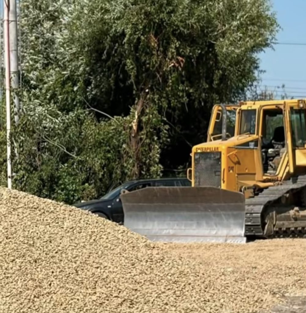  Un teren abandonat se transformă într-o parcare modernă și gratuită, la Titu