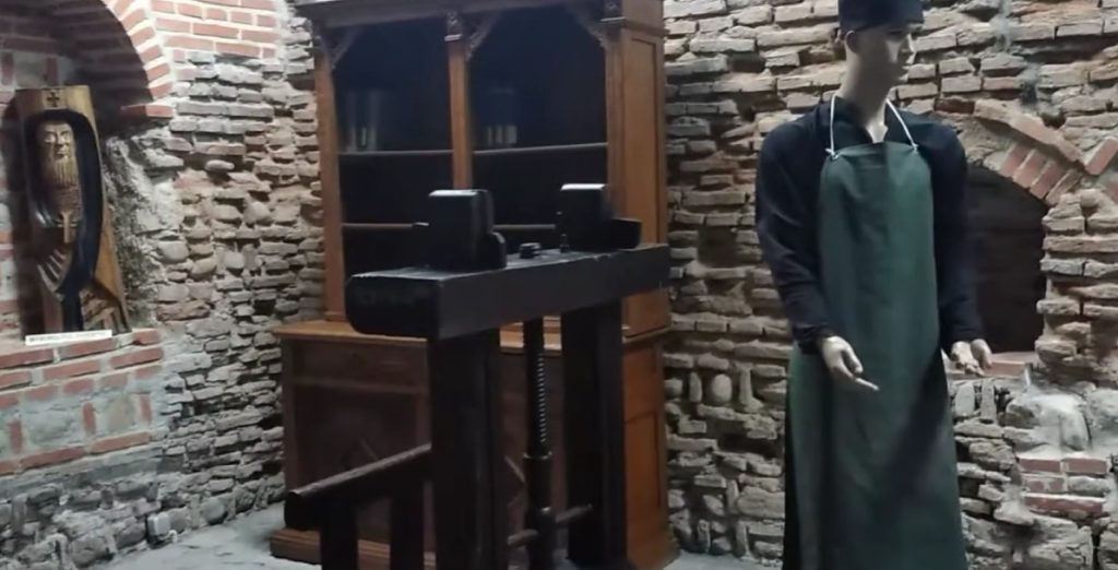 Astăzi, „Vacanța la muzeu” îi invită pe copii să descopere lumea sculpturii, la Curtea Domnească curtea domneasca,