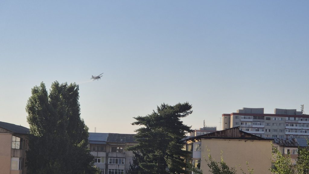 DEZINSECȚIE AERIANĂ LA TÂRGOVIȘTE! Pulverizarea a început în această dimineață Atenție, târgovișteni! Dezinsecția aeriană a început în această dimineață, la Târgoviște. Avioanele au început pulverizarea pentru combaterea insectelor de disconfort, în cadrul celei de-a doua acțiuni programate de autorități. Intervenția se desfășoară în perioada 20–27 august, în intervalul 06:00–10:00, pe întreaga suprafață a municipiului Târgoviște, inclusiv în cartierele Priseaca și Sagricom. Sunt vizate în special țânțarii, muștele, omizile și tigrul de platan. Pentru această acțiune este utilizat insecticidul AQUA K-OTHRINE EW 20, avizat de Ministerul Sănătății. Potrivit autorităților, produsul nu este dăunător pentru oameni și mediul înconjurător, însă este toxic pentru albine și organismele acvatice. Apicultorii trebuie să își protejeze stupii, iar autoritățile recomandă evitarea pășunatului și a consumului de fructe din zonele în care se efectuează tratamentul.