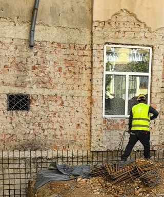 35 de milioane de lei pentru un liceu nou, într-o clădire cu istorie! „Ion Heliade Rădulescu” din Târgoviște intră într-o nouă etapă 35 de milioane de lei pentru un liceu nou, într-o clădire cu istorie! „Ion Heliade Rădulescu” din Târgoviște intră într-o nouă etapă Unul dintre cele mai cunoscute licee din Târgoviște trece prin cea mai amplă transformare din ultimele decenii. Corpul principal al Liceului Teoretic „Ion Heliade Rădulescu” este consolidat și modernizat printr-o investiție de aproximativ 35 de milioane de lei. Lucrările sunt în plină desfășurare și presupun intervenții complexe asupra clădirii. De la structura de rezistență și fundație până la acoperiș, imobilul este refăcut pentru a deveni mai sigur, mai eficient energetic și adaptat cerințelor actuale din educație. Proiectul este finanțat prin Programul Național de Consolidare a Clădirilor cu Risc Seismic și include atât lucrări de consolidare, cât și renovarea energetică și modernizarea spațiilor. Transformarea este una majoră, iar la finalul investiției clădirea va oferi condiții complet schimbate pentru elevii și profesorii care își desfășoară activitatea aici. Investiția se ridică la aproximativ 35 de milioane de lei, iar termenul estimat pentru finalizarea lucrărilor este vara anului viitor. Liceul „Ion Heliade Rădulescu” se pregătește astfel pentru un nou început: o clădire consolidată, modernizată și pregătită să ofere condiții mai bune generațiilor de elevi care îi vor trece pragul. O investiție importantă pentru educația târgovișteană și pentru viitorul unuia dintre liceele de referință ale municipiului.