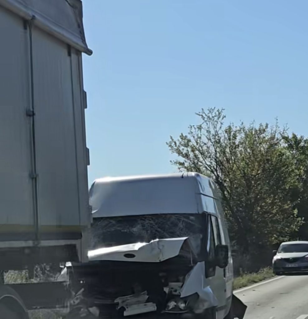 Accident cu trei vehicule pe DJ 711, în apropiere de Racovița! Patru persoane au ajuns la spital Accident cu trei vehicule pe DJ 711
