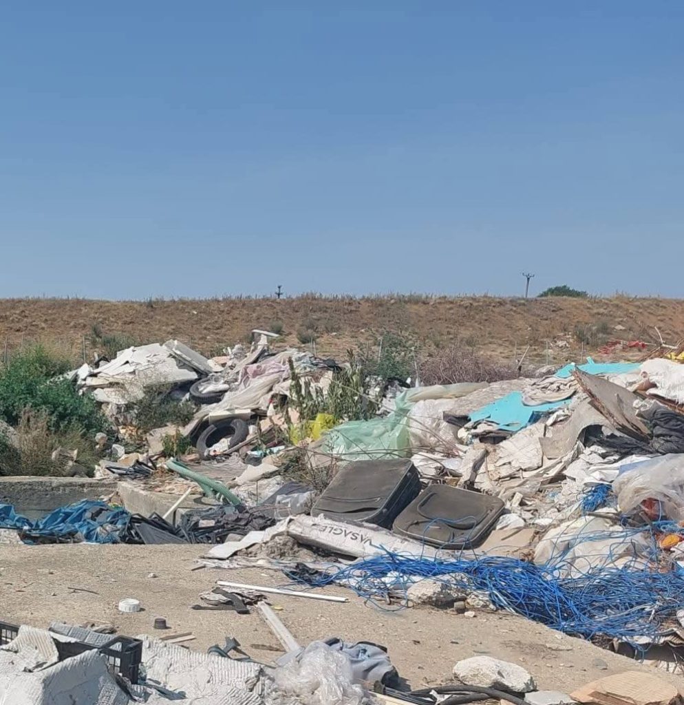 DEȘEURI ABANDONATE PE SUPRAFEȚE EXTINSE LA BĂLENI! Garda de Mediu a făcut sesizare penală DEȘEURI ABANDONATE PE SUPRAFEȚE EXTINSE LA BĂLENI