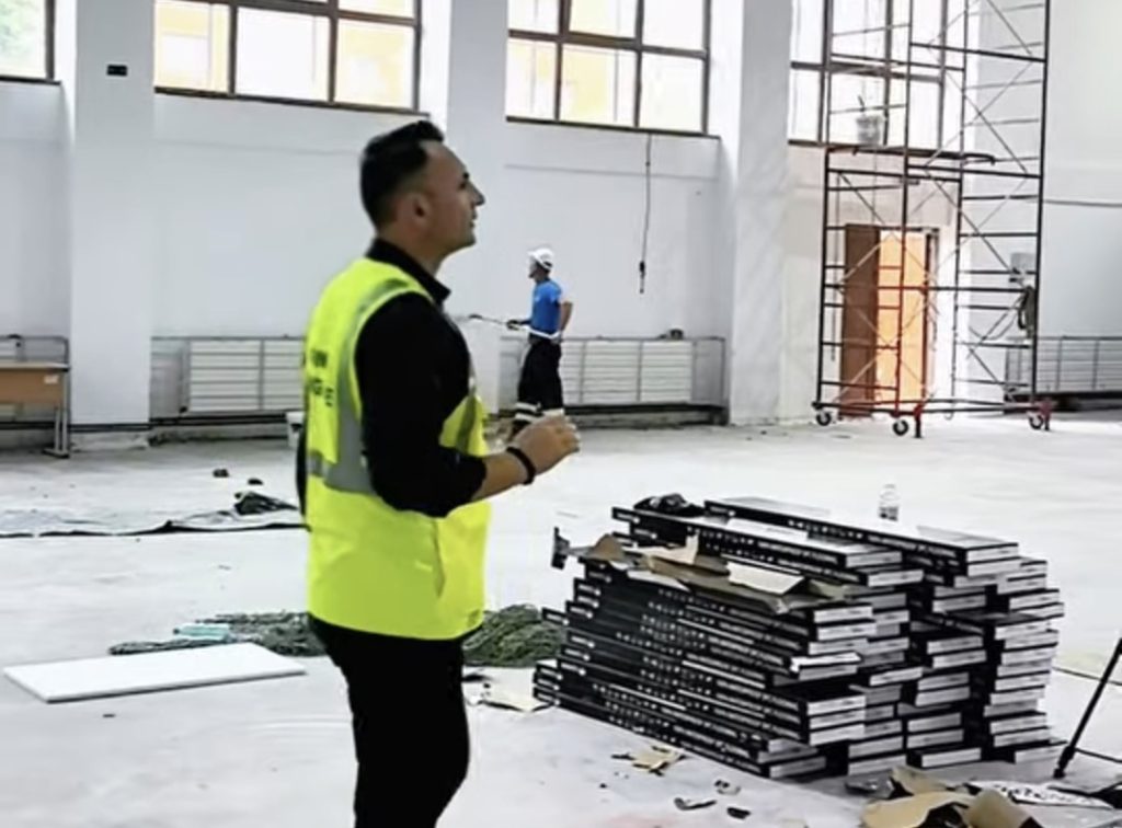 Sala de sport a Școlii „Smaranda Gheorghiu” din Târgoviște, în reabilitare înainte de începerea anului școlar Sala de sport a Școlii „Smaranda Gheorghiu”